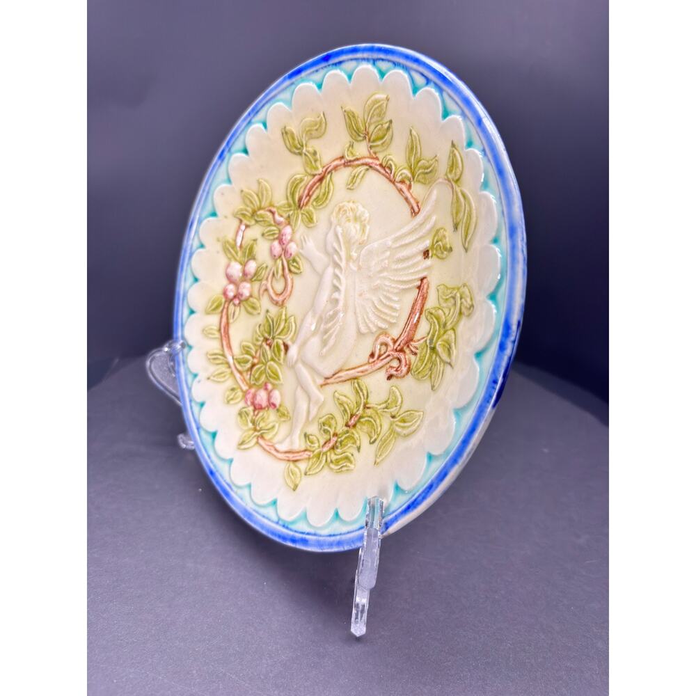 Majolica Angelic Cherub Figure, Leaves & Berries Plate 8 1/4" - Picture 10 of 11